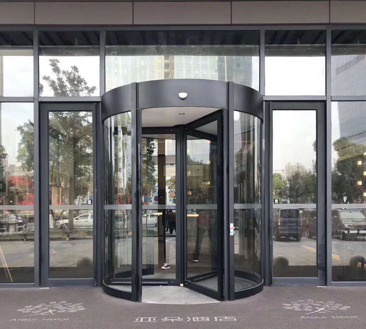 四翼旋转门与三翼旋转门 设计、应用与对比分析